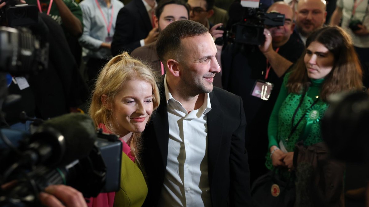 La candidata ganadora del Partido Verde, Hannah Spencer (izq.), con el líder del Partido Verde, Zack Polanski (der.), en Manchester, Gran Bretaña, el 27 de febrero de 2026.