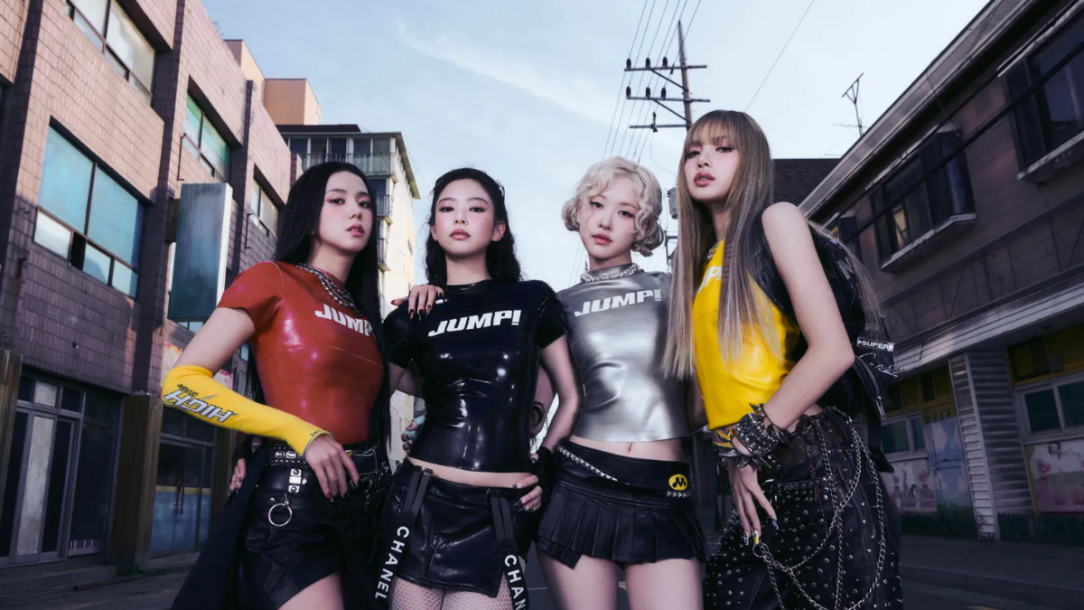 BLACKPINK durante la promoción del primer sencillo de DEADLINE, JUMP.