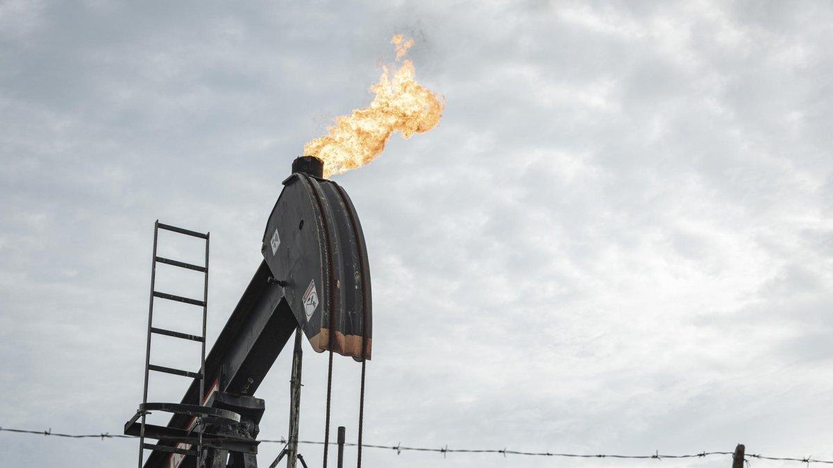 Fotografía que muestra un balancín de petróleo.