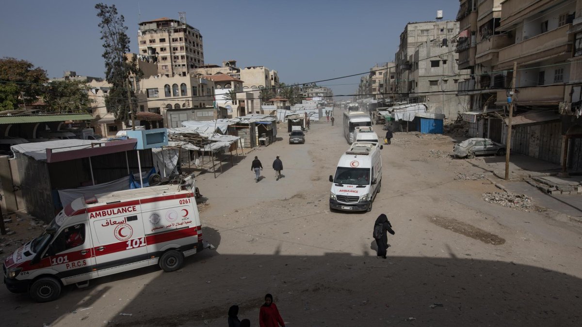 El primer grupo de heridos de Gaza parte desde la sede de la Media Luna Roja Palestina hacia el paso de Rafah, acompañado por la OMS en la Franja de Gaza, 19 de marzo de 2026.