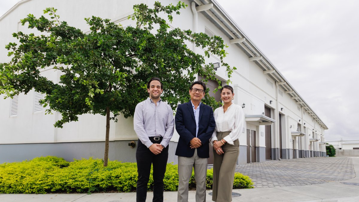 Mario Costa, Gerente de Marketing Minutocorp; Wang Bin, Vicepresidente de la Cámara de Comercio Ecuatoriano China y Priscila Ortega, Jefe de Ventas de ALMAX