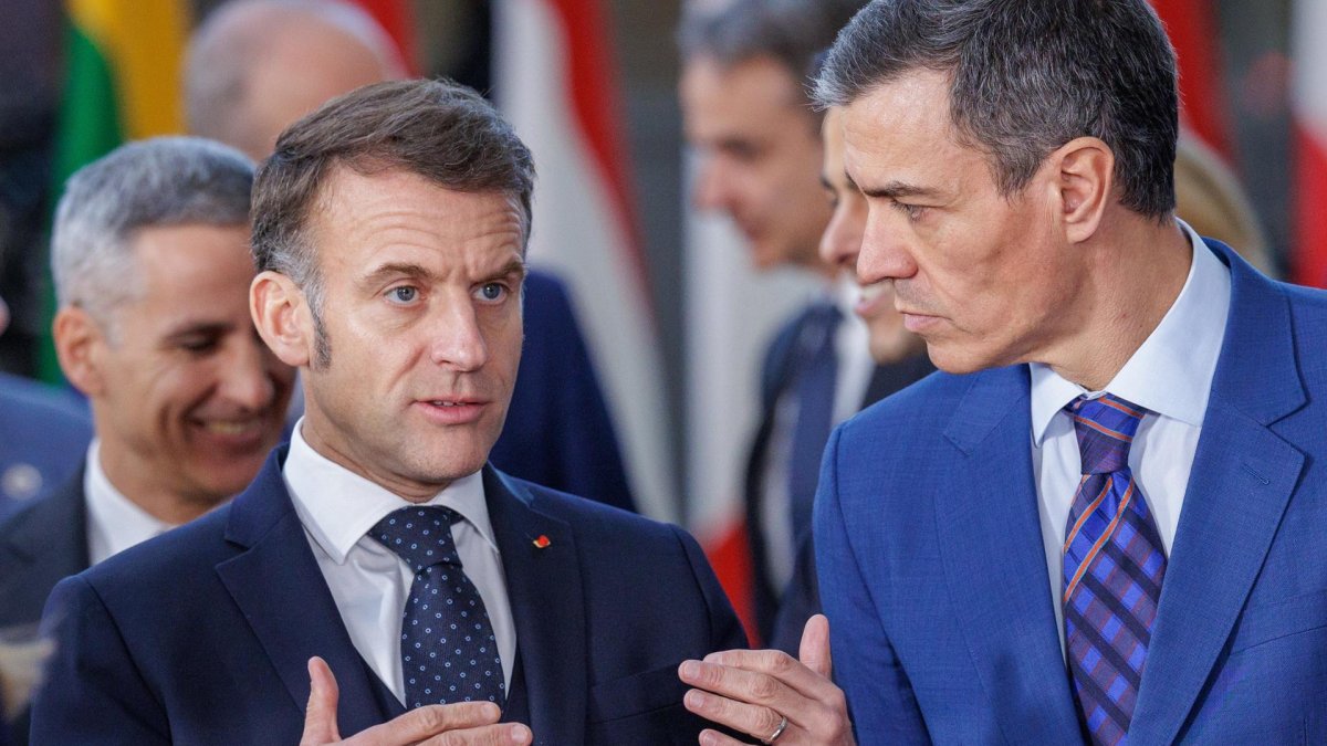 El presidente del Gobierno español, Pedro Sánchez, y el presidente francés Enmanuel Macron, durante la reunión formal de los miembros del Consejo Europeo en Bruselas, Bélgica.