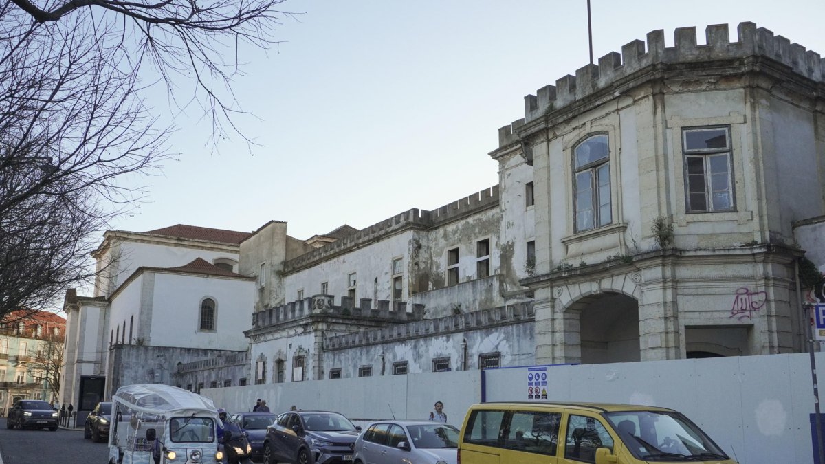 El Quartel da Graça, antiguo edificio militar abandonado en el centro de Lisboa, es símbolo de la gentrificación de la capital portuguesa por las obras para convertirlo en hotel de lujo.