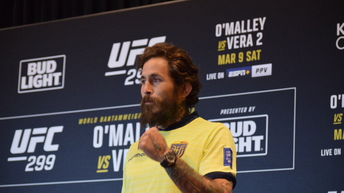 Marlon Vera, luciendo la camiseta de la Tricolor, en una de sus presentaciones.