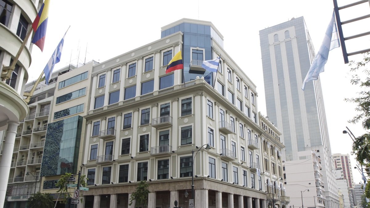 Fachada del edificio de la Prefectura del Guayas, ubicado en el centro de Guayaquil.