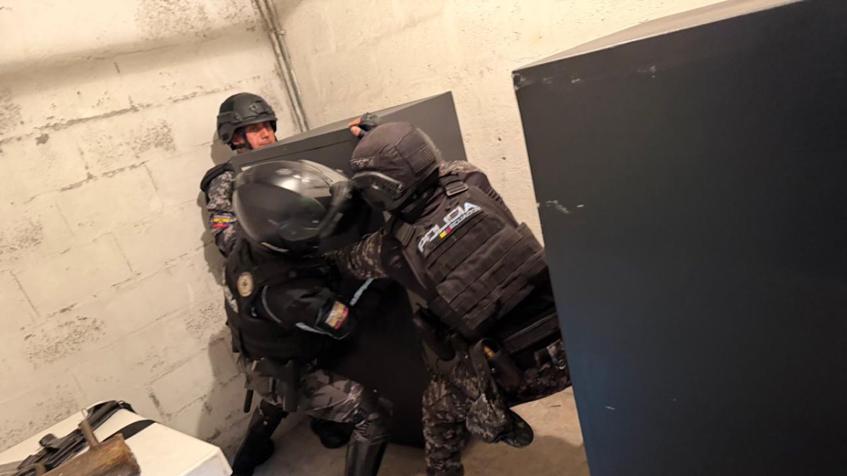 Este 20 de marzo de 2026, la Policía Antinarcoticos de Quito encontró dinero en una caja fuerte en un edificio de la capital.