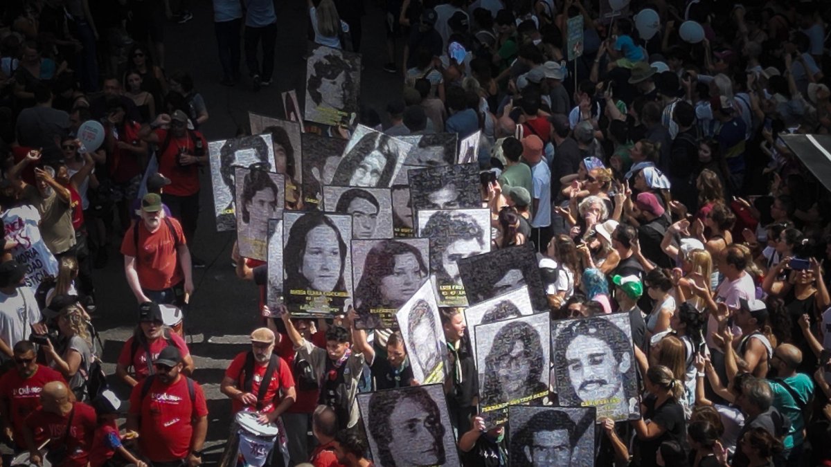 Fotografía del 24 de marzo de 2024 que muestra a personas manifestándose en el aniversario del golpe de Estado en Buenos Aires (Argentina).