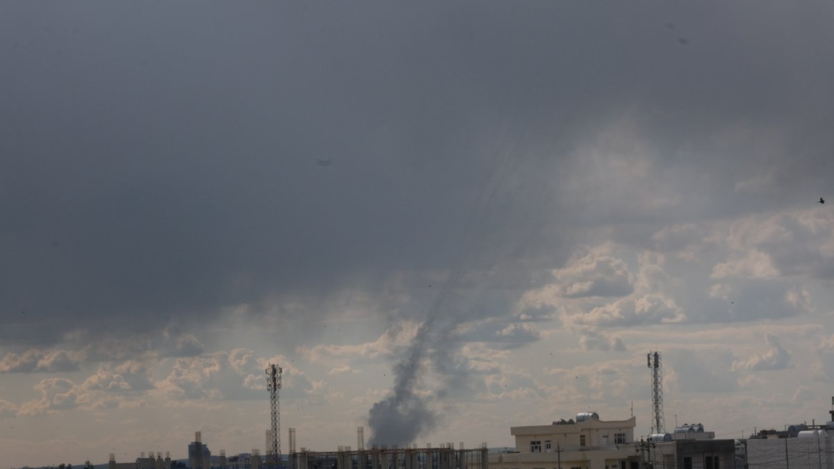 Se eleva humo tras un ataque con drones iraníes contra el aeropuerto de Erbil, en Erbil, Irak, el 28 de febrero de 2026