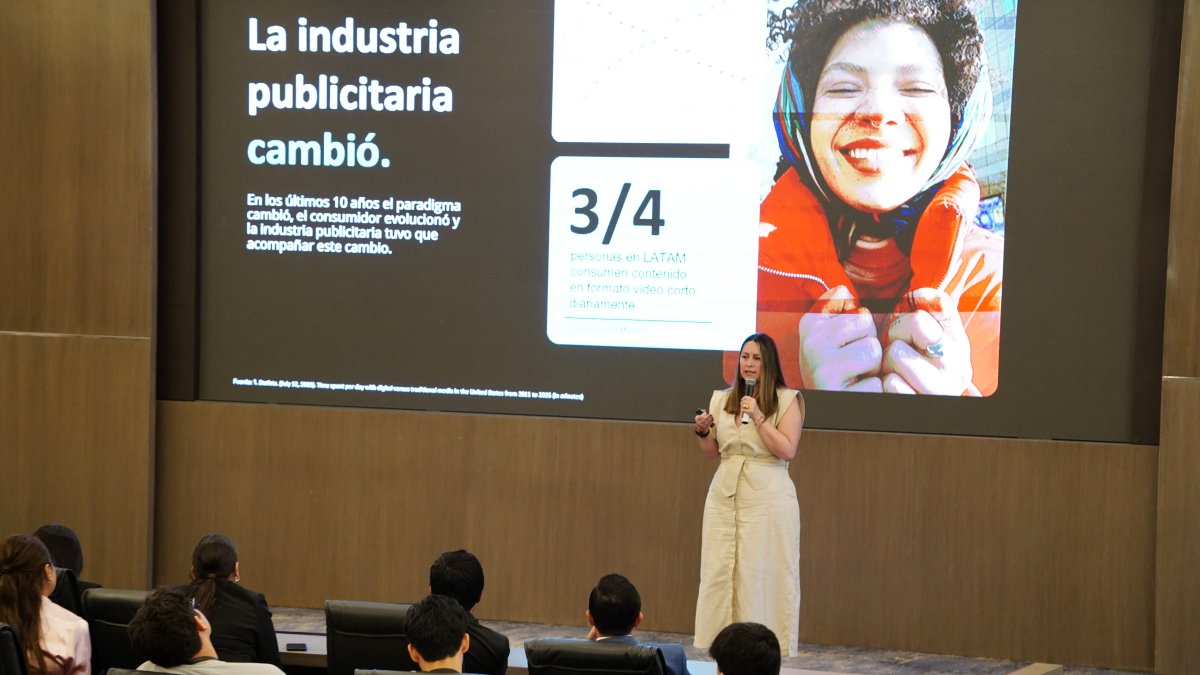 IA y microcredenciales redefinen competencias en estudiantes y profesionales actuales.