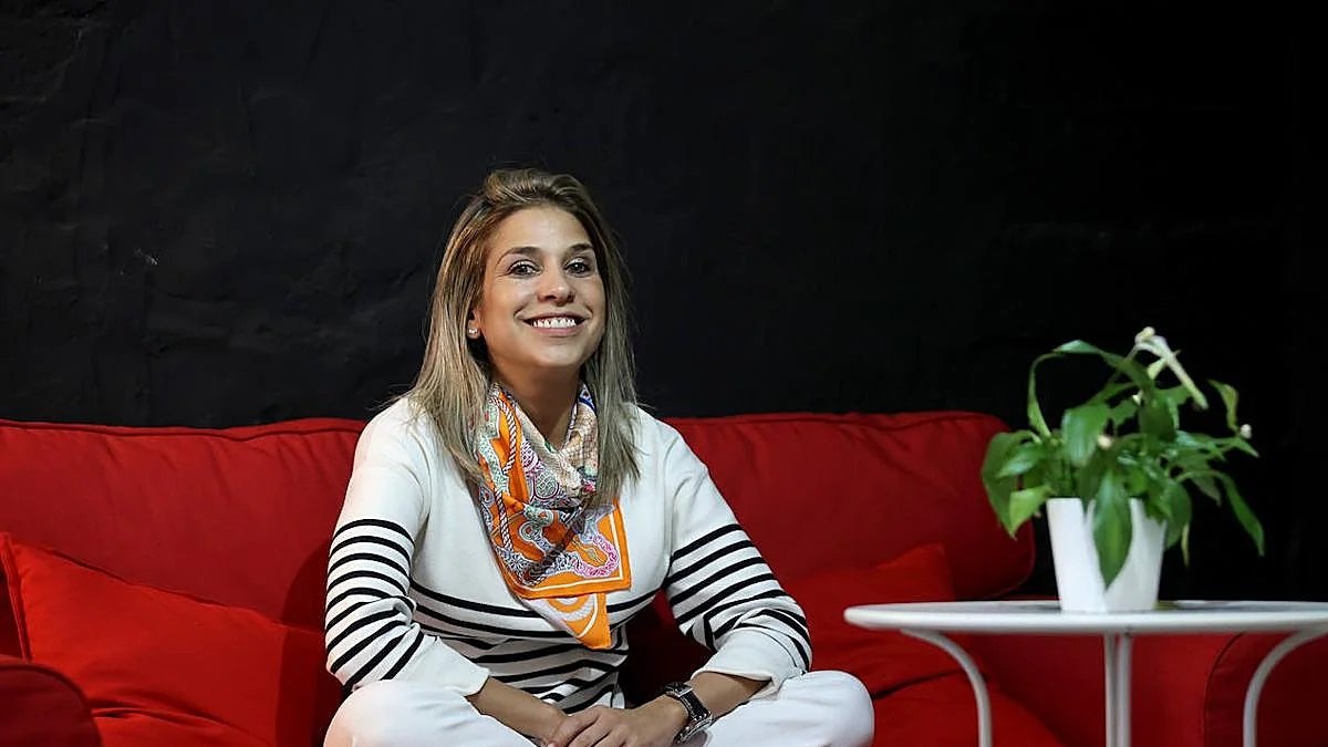 La novela debut de la escritora, La hija de la española (2019), fue un éxito mundial traducido a más de 20 idiomas.