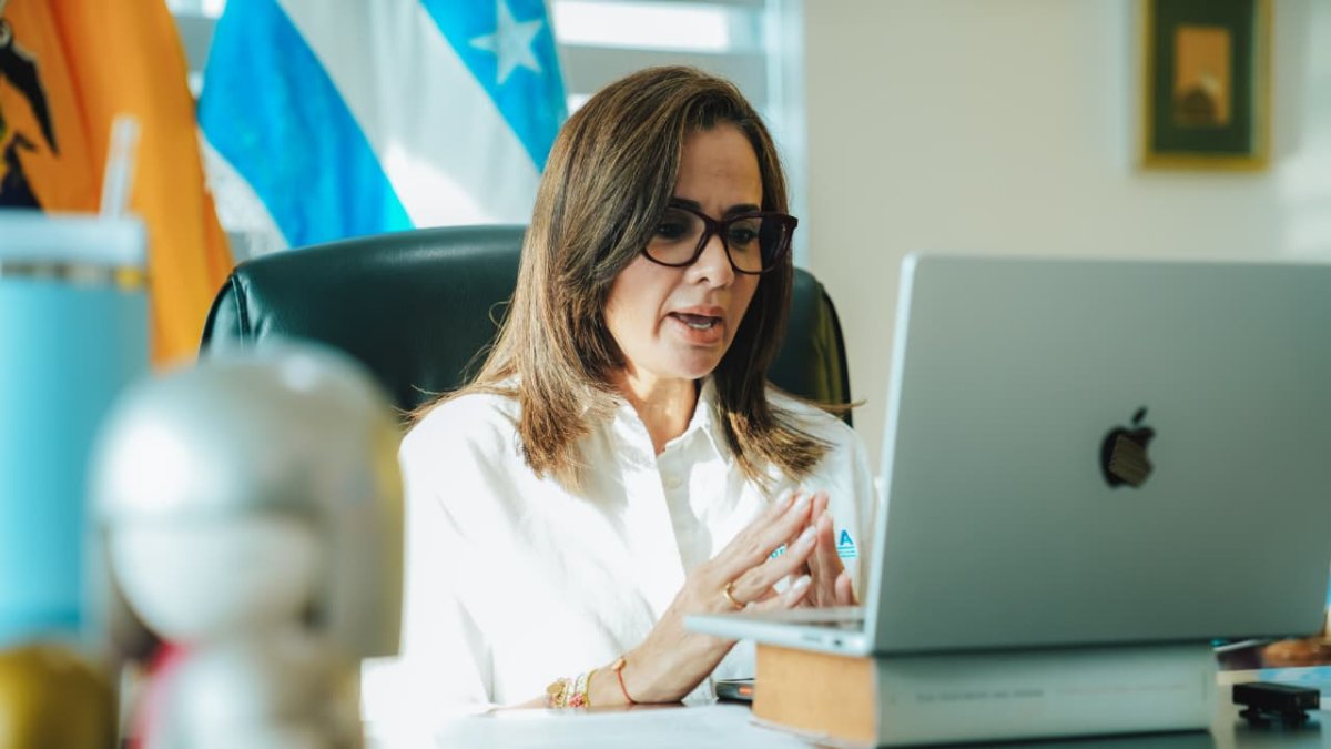 Marcela Aguiñaga, prefecta del Guayas, encabeza la institución que aclaró que los procesos de contratación se realizaron conforme a la normativa vigente.