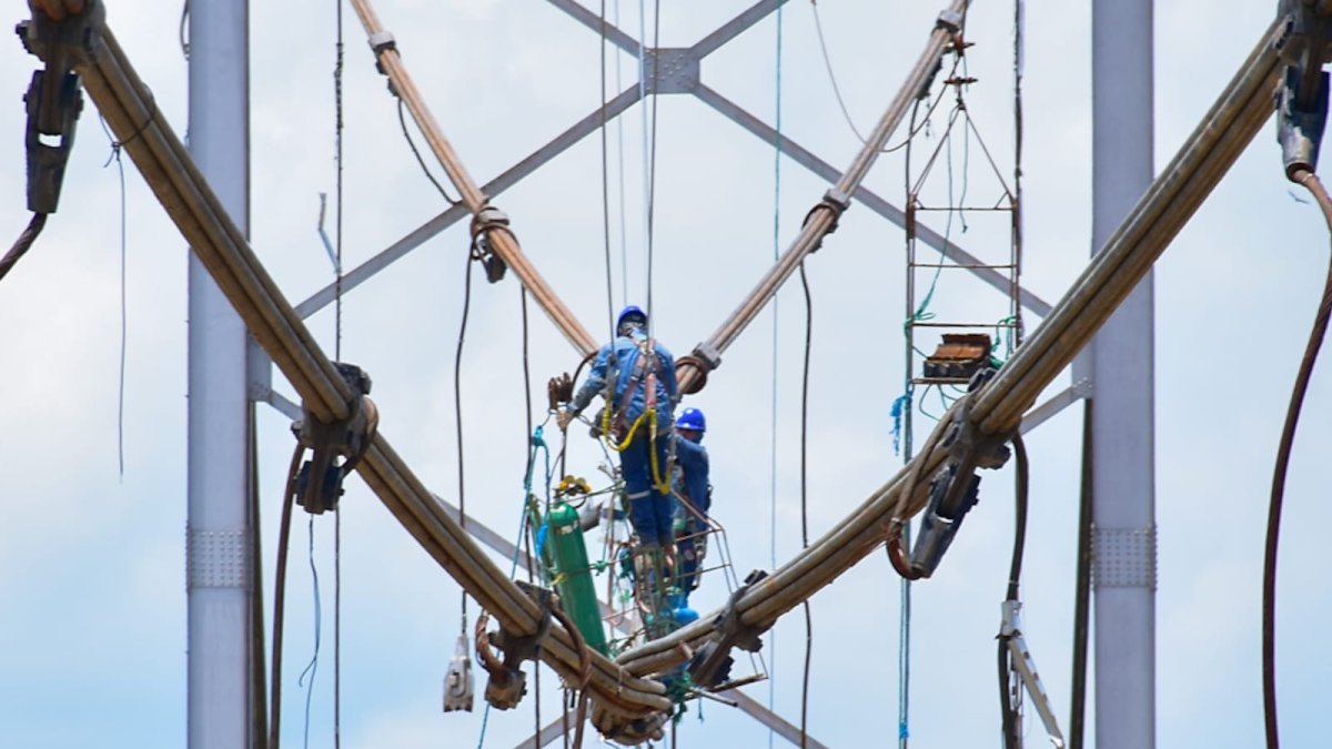 A un año del colapso, los trabajos de desmontaje del puente Gonzalo Icaza Cornejo avanzan en el río Daule, mientras la nueva estructura aún no inicia su construcción.