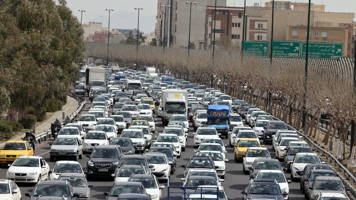 Evacuaciones y tráfico pesado se reportan en las calles de Teherán.