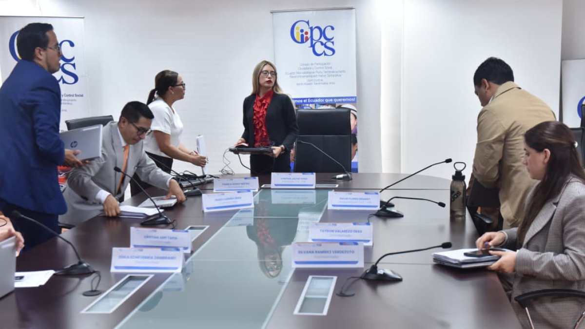 La Comisión Ciudadana de Selección del concurso para fiscal intentó sortear los expedientes el 5 de marzo de 2026, pero se suspendió porque aún faltaban documentos por llegar a Quito.