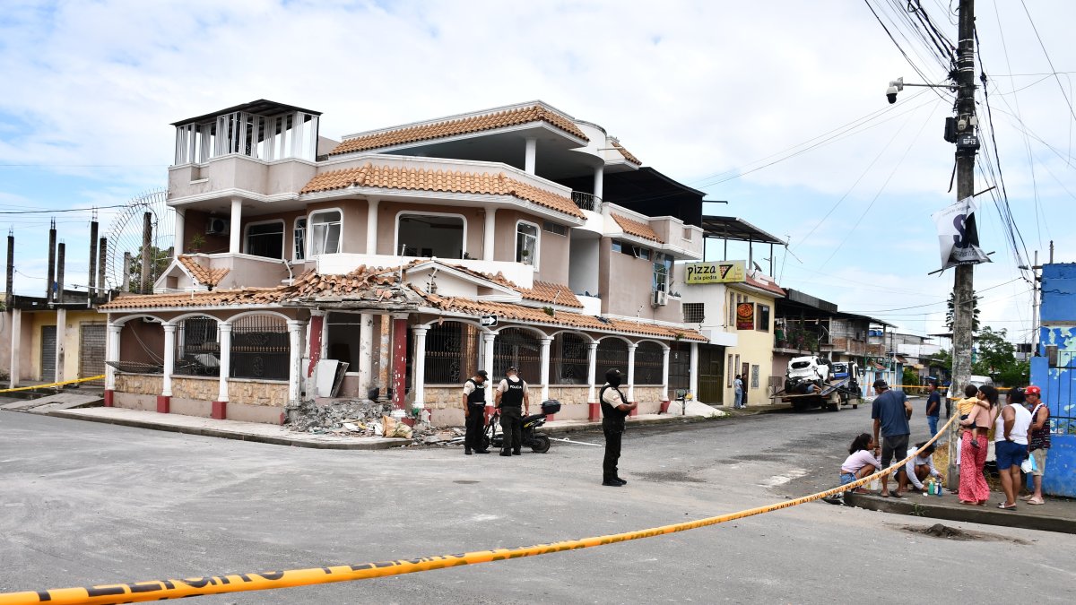 El presidente de Colombia, Gustavo Petro, se despide luego de votar este domingo, en Bogotá (Colombia).