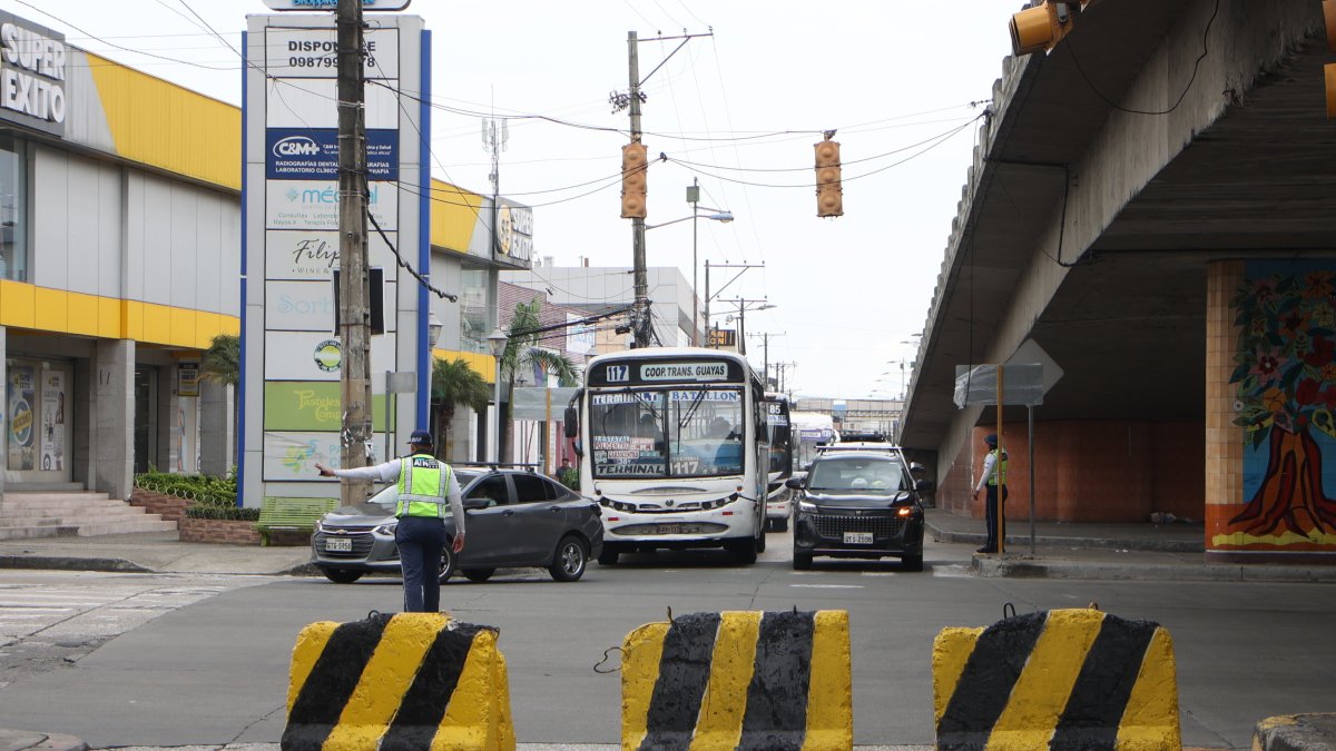 En los primeros minutos del cierre, en la mañana del viernes 20 de marzo de 2026, hubo apenas dos uniformados de la ATM dirigiendo el tránsito vehicular.