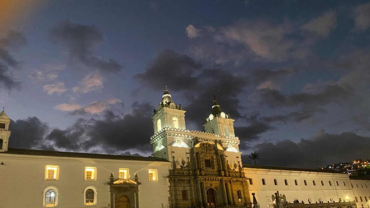 La iglesia y el convento de San Francisco están entre los complejos religiosos patrimoniales más antiguos de Quito.