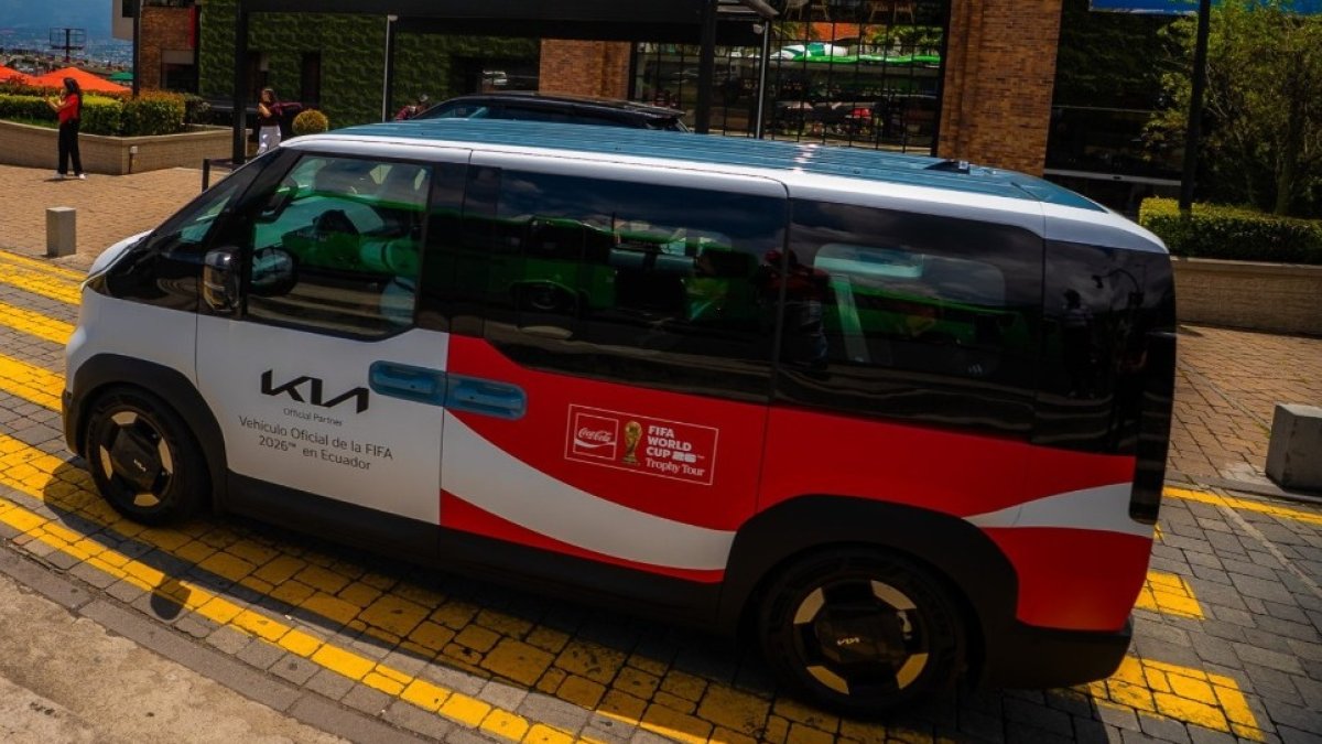 Uno de los carros Kia de la comitiva que llevó el trofeo del Mundial en su paso por Ecuador.
