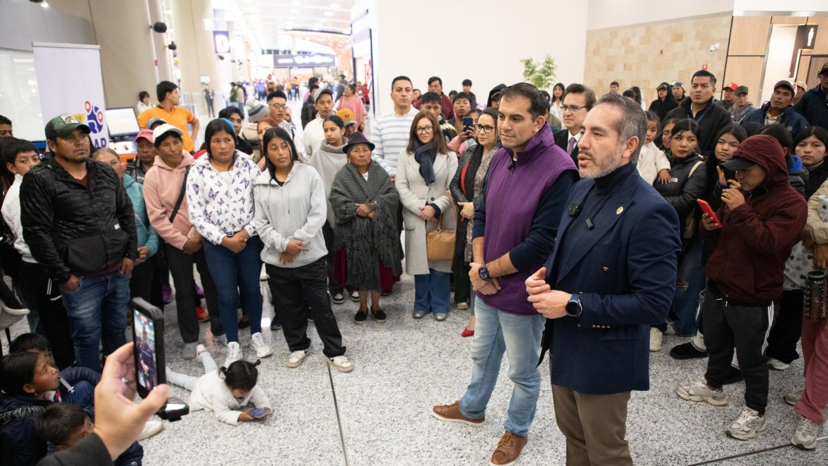 El viceministro de Movilidad Humana, Saúl Pacurucu y el ministro de Trabajo, Harold Burbano, Saúl Pacurucu y Harold Burbano despidieron a 98 ecuatorianos rumbo a Almería e Islas Baleares.