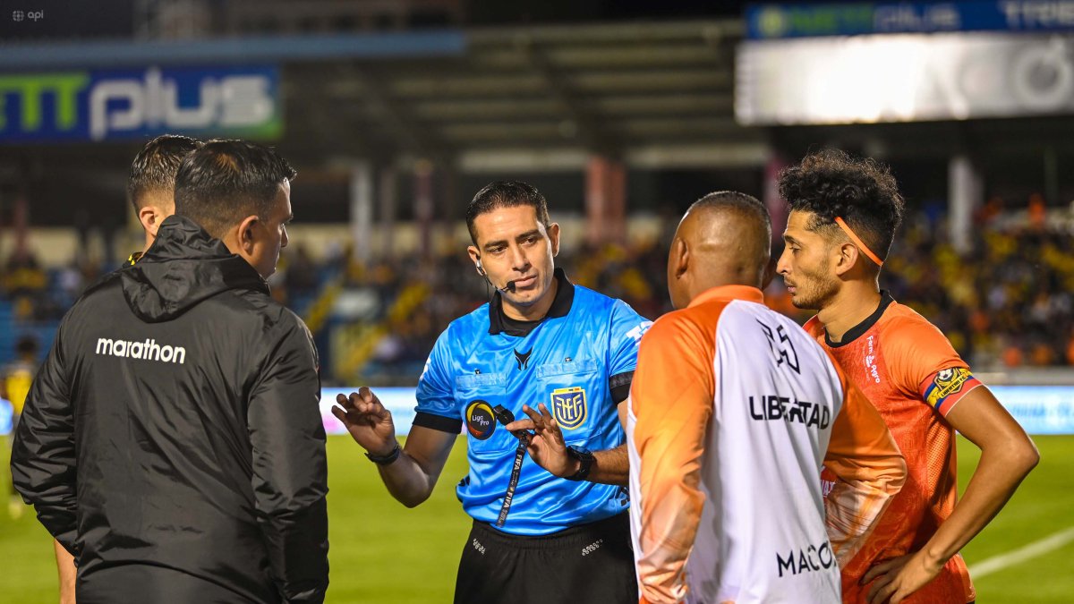 Varias decisiones del árbitro Gabriel González fueron reclamadas por entrenadores y jugadores de Libertad y Barcelona.