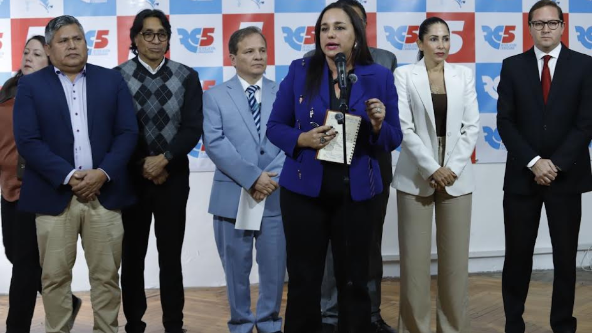 Gabriela Rivadeneira, presidenta de la Revolución Ciudadana, junto a varias de sus figuras.
