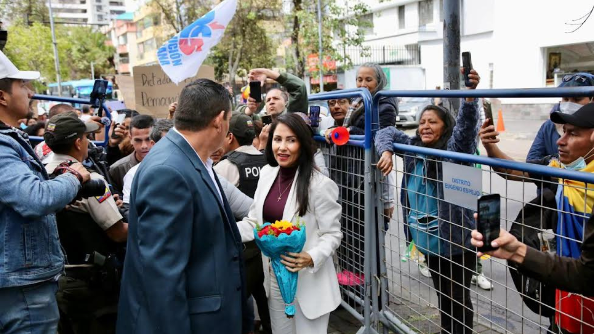 Luisa González llegó al Tribunal Contencioso Electoral (TCE) y fue recibida por algunos militantes, el 13 de marzo del 2026.