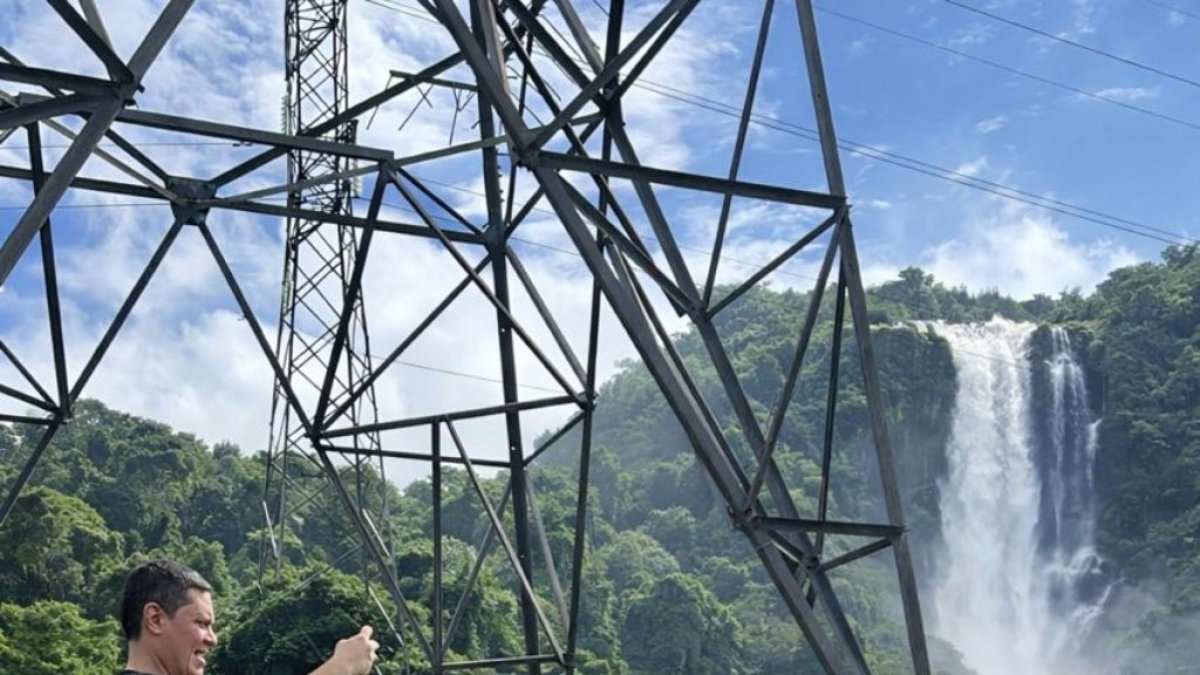 Un HH-60W Jolly Green II de la Fuerza Aérea de EE. UU. vuela sobre el Mar Caribe cerca de Puerto Rico.