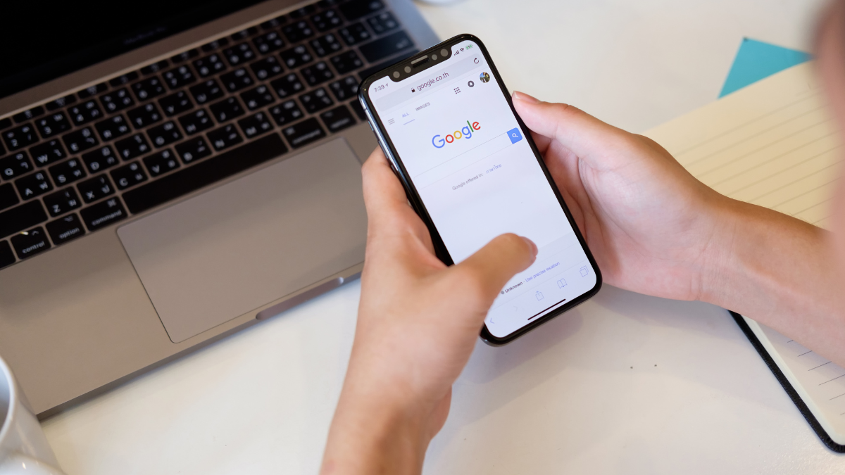 Google prueba cambiar titulares de noticias con inteligencia artificial; expertos advierten que estos pueden alterar el sentido original de la información sin que el usuario lo note.