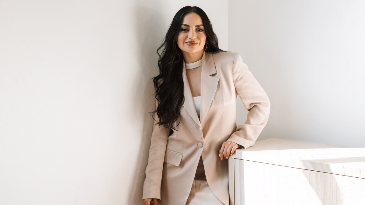 Paola es maquilladora, especialista en extensiones de pestañas, depilación con hilo y microblading.