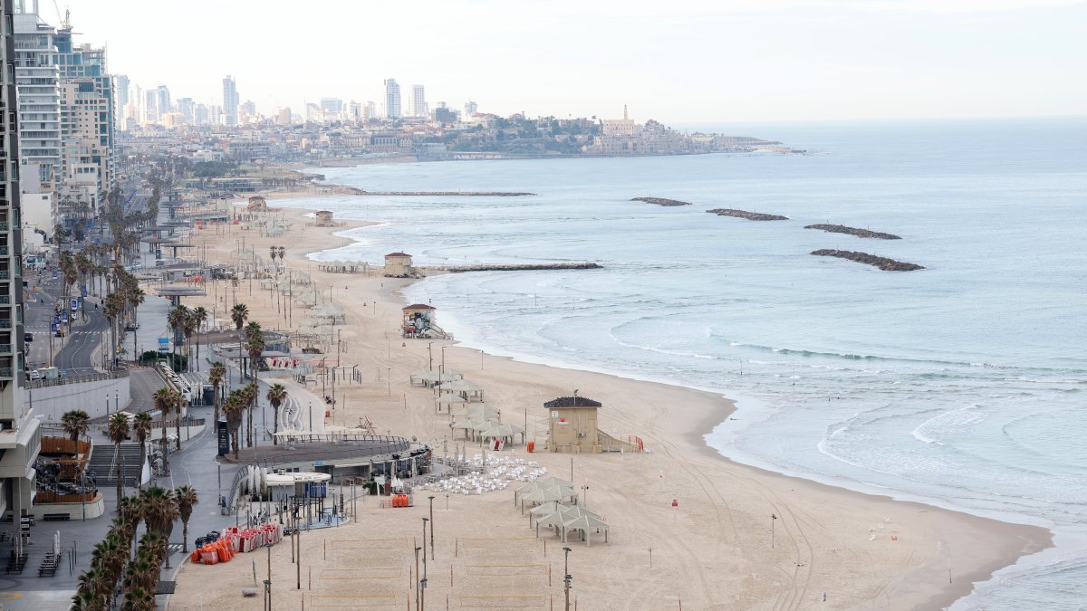 Las playas de Tel Aviv, semivacías.