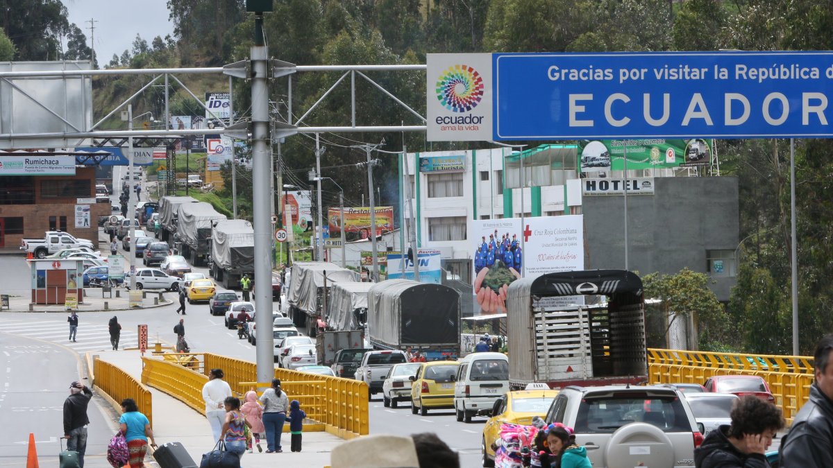 Las actividades comerciales entre Ecuador y Colombia están afectadas por los aranceles que los países se han puesto. En la foto el puente internacional Rumichaca.