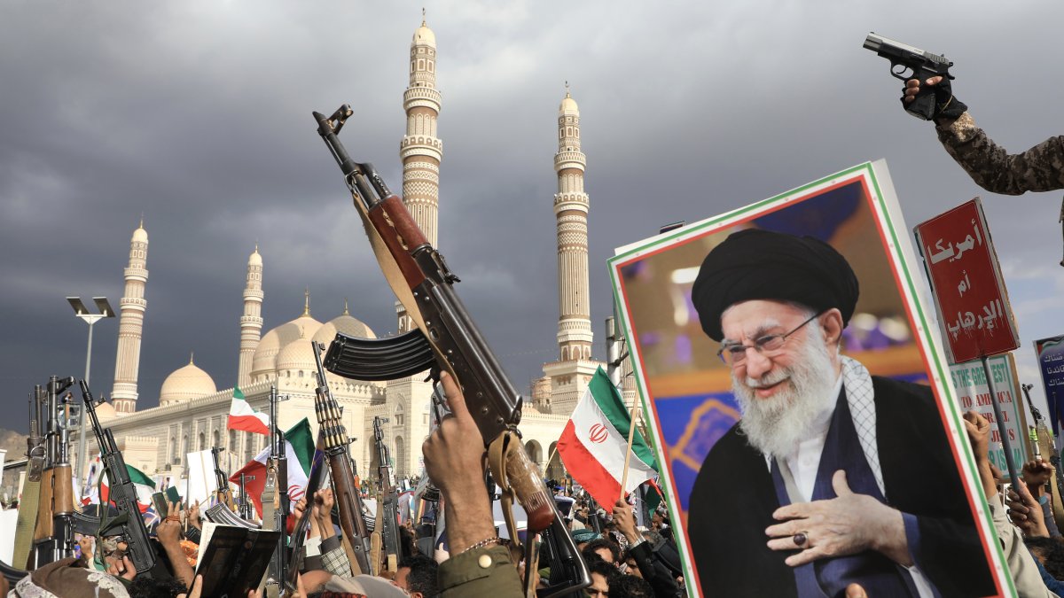 Hutíes salieron a protestar por el asesinato del ayatolá