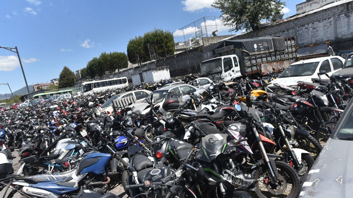Motocicletas retenidas en Quito por incumplimiento de normas de tránsito y condiciones técnicas.