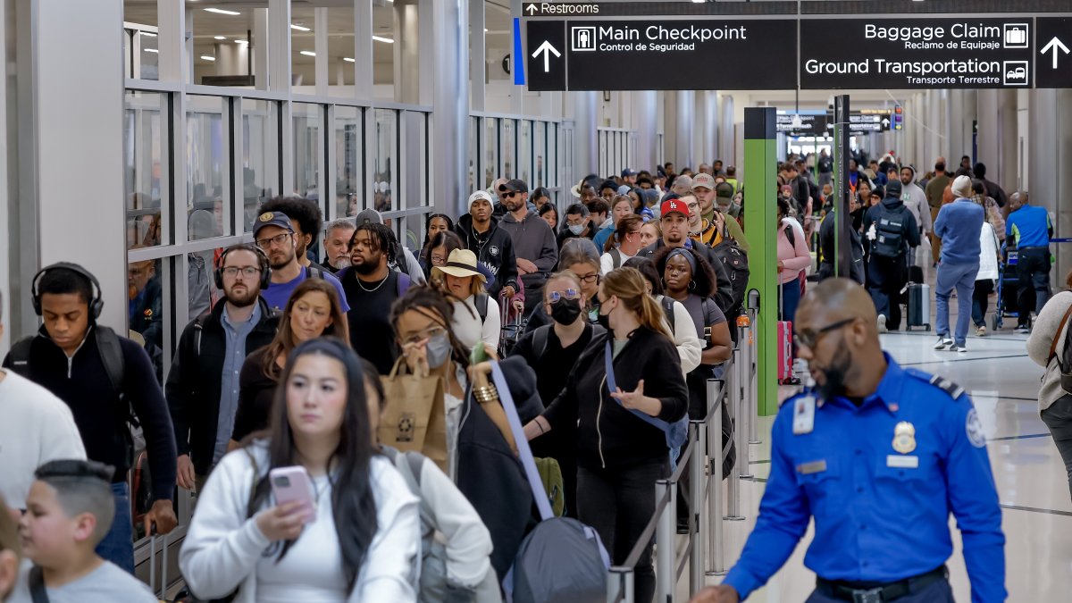 Largas filas se han formado en los principales aeropuertos de Estados Unidos, como es el caso de Atlanta.