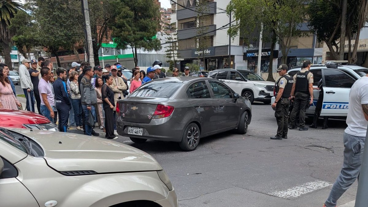 Los sospechosos trataron de subir a la vícitma al vehículo que conducía una mujer.