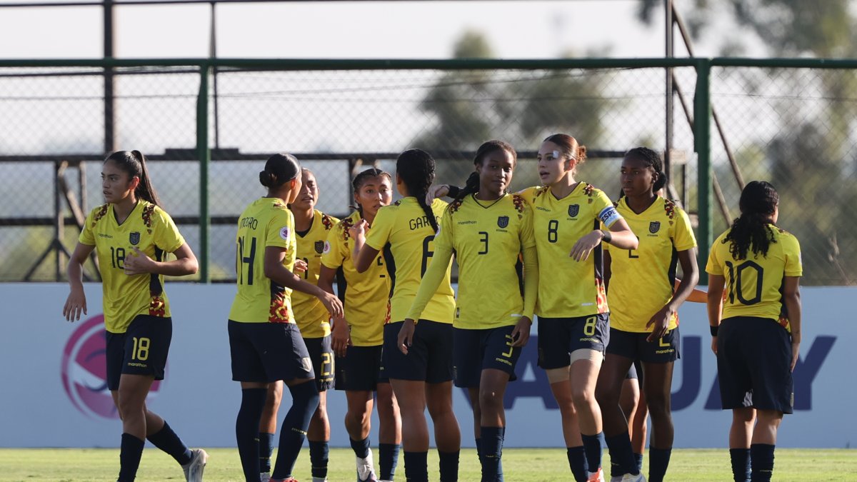Jugadoras de Ecuador celebran un gol en un partido del Sudamericano Femenino Sub-20.