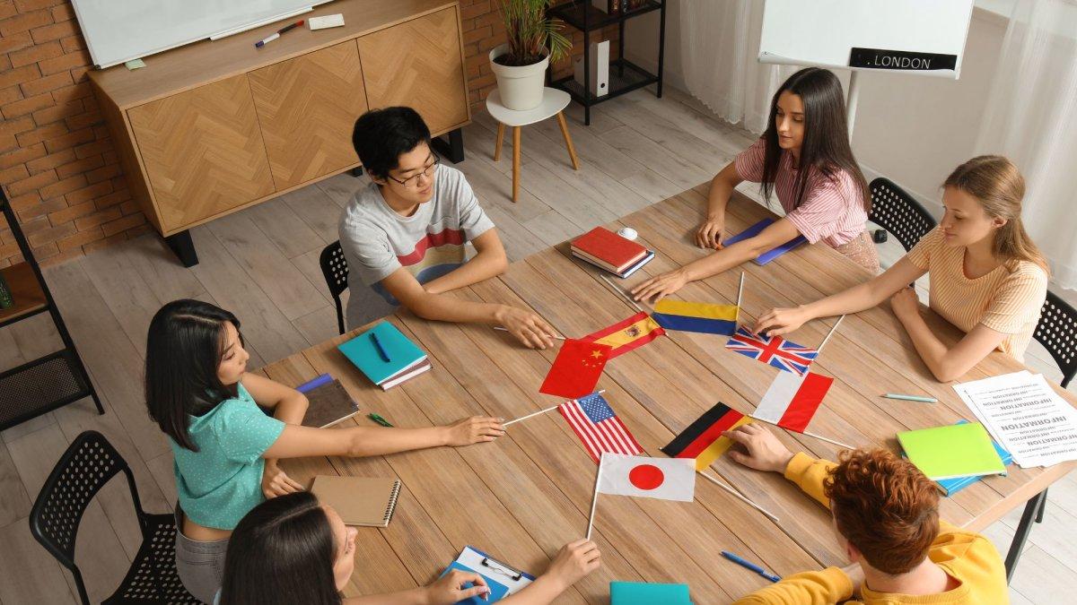 El trilingüismo en instituciones educativas no solo amplía oportunidades internacionales, sino que desarrolla pensamiento crítico y mentalidad intercultural.