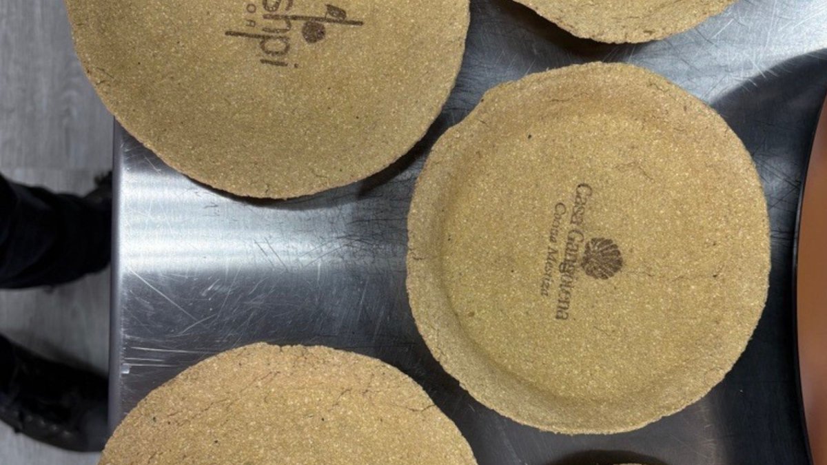 El alcalde de Nueva York, Zohran Mamdani (d), habla junto a la comisionada del Departamento de Policía de (NYPD), Jessica S. Tischwith.