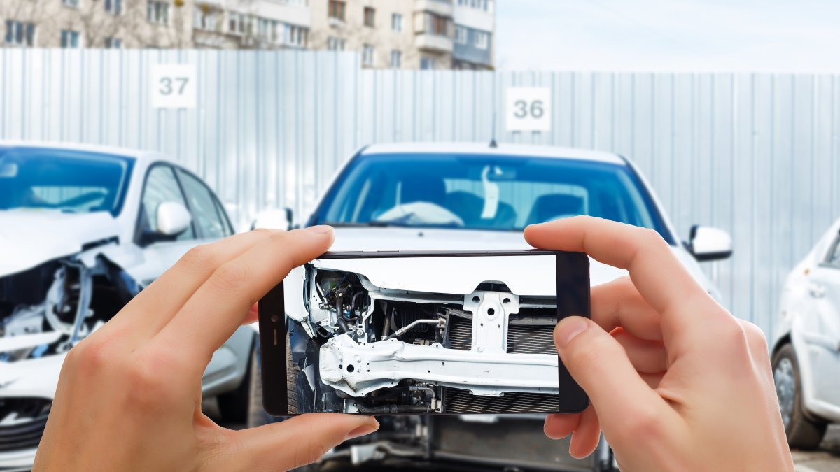 Armas, vehículos y autopartes fueron decomisados en el operativo Apolo 13 en Quito.