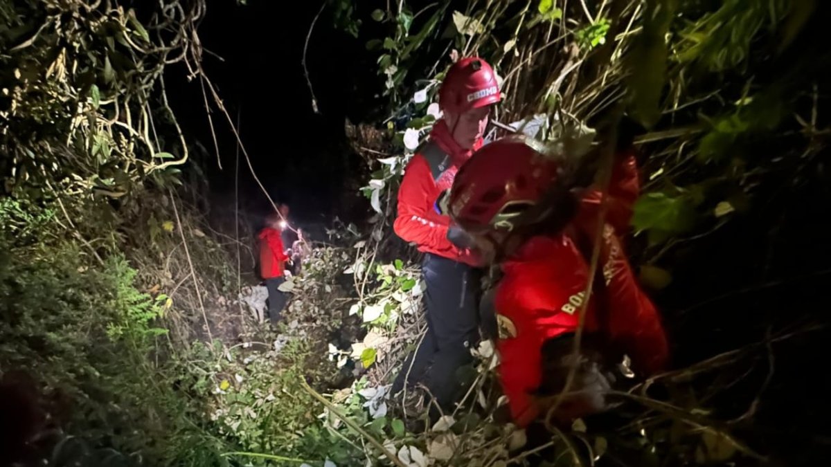 Bomberos Quito evacuaron a menores extraviados en una zona boscosa de difícil acceso en Conocoto.
