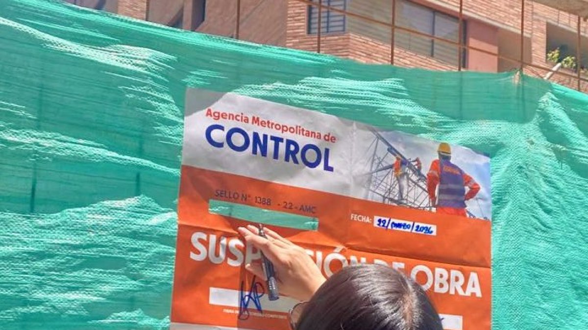 La AMC colocó sellos de suspensión de obra en la construcción.