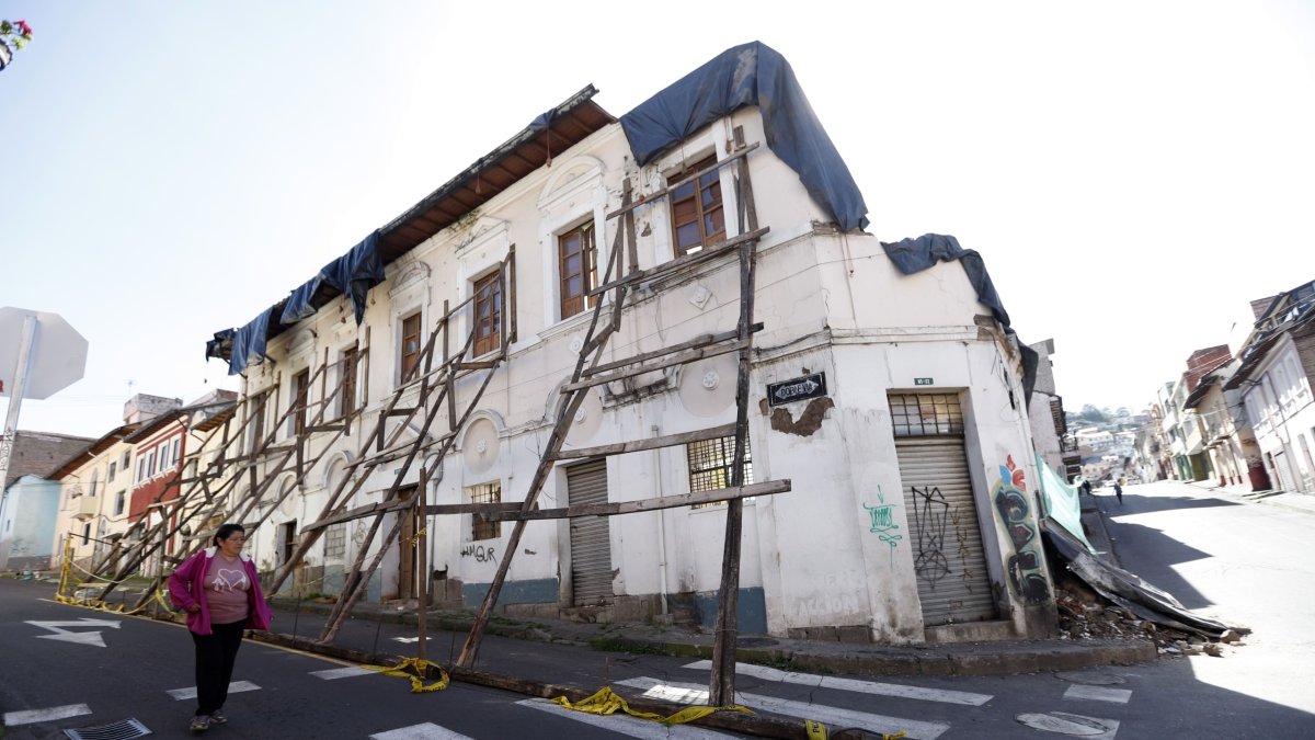 Solo la fachada de la casa patrimonial en la Tola es lo que la mantiene en pie. Se realizó un apuntalamiento.