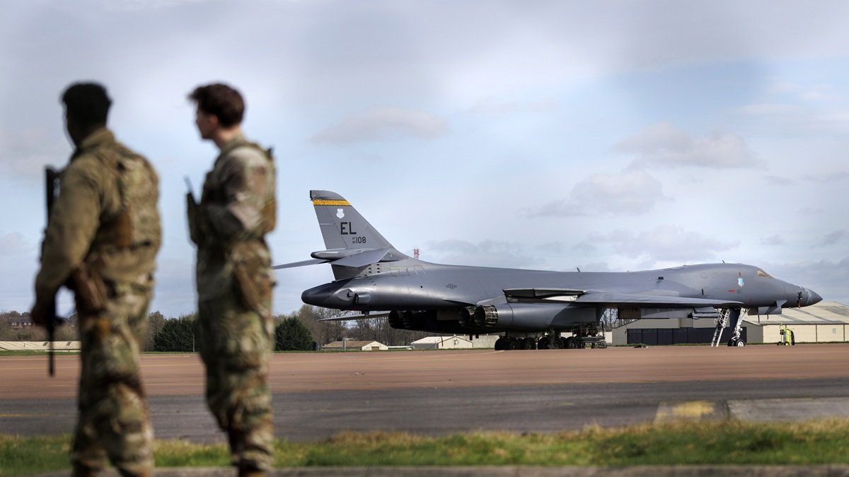 Miembros del Ejército de Estados Unidos junto a una nave.