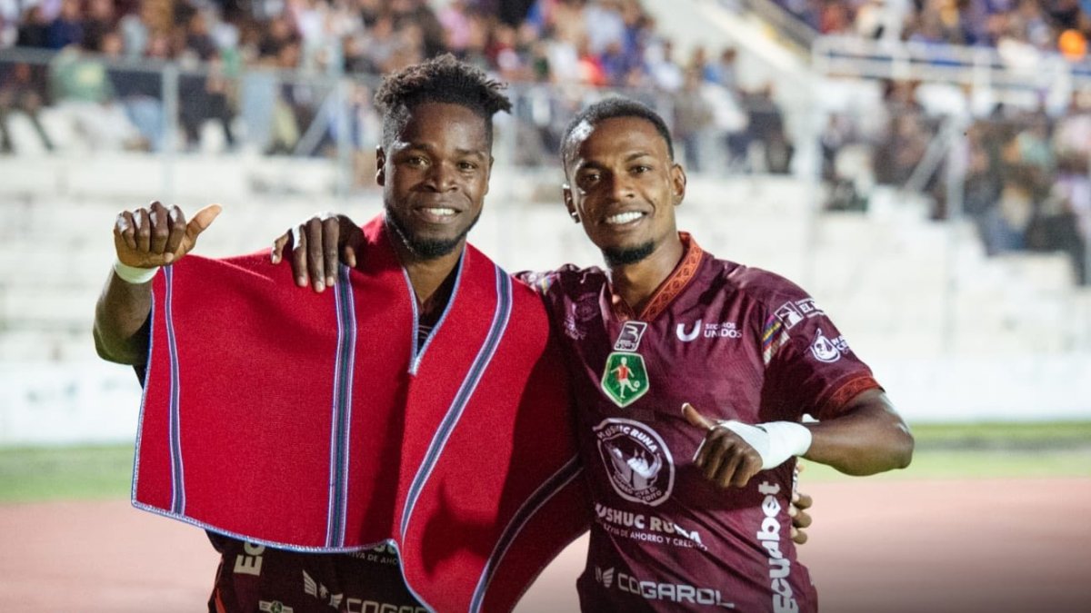 Los jugadores de Mushuc Runa festejan el triunfo sobre Emelec