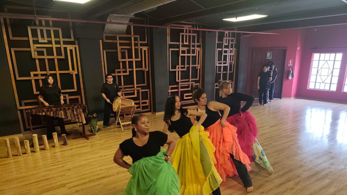 Una propuesta escénica que rescata la memoria, la lucha y la identidad afroesmeraldeña desde la danza, la música y la autogestión cultural.