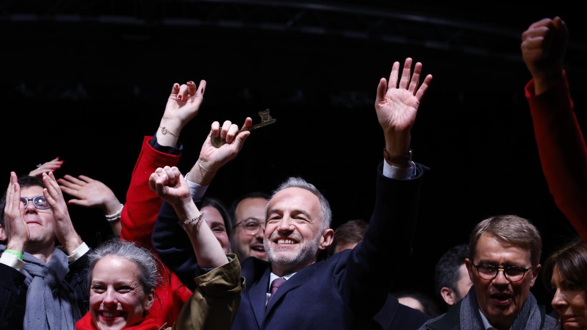 El candidato a la alcaldía por el Partido Socialista (PS) y la coalición de izquierda, Emmanuel Grégoire (C), celebra con sus seguidores en París, Francia. EFE/Yoan Valant