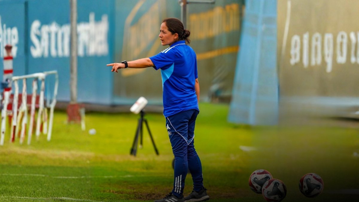 Ecuador exporta talento: Vanessa Arauz triunfa como DT en la selección de Chile