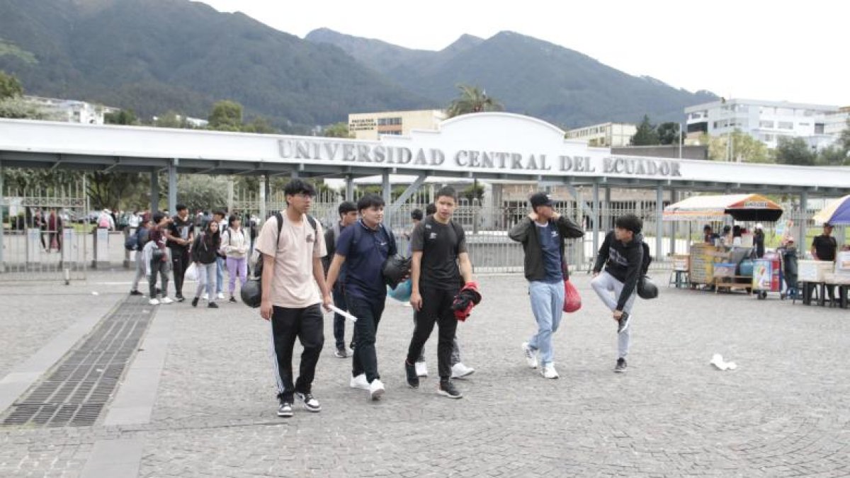 Luis Alberto Rivas, conocido como Maestro Roshi, ofrece plumas de colores en el centro de Guayaquil.