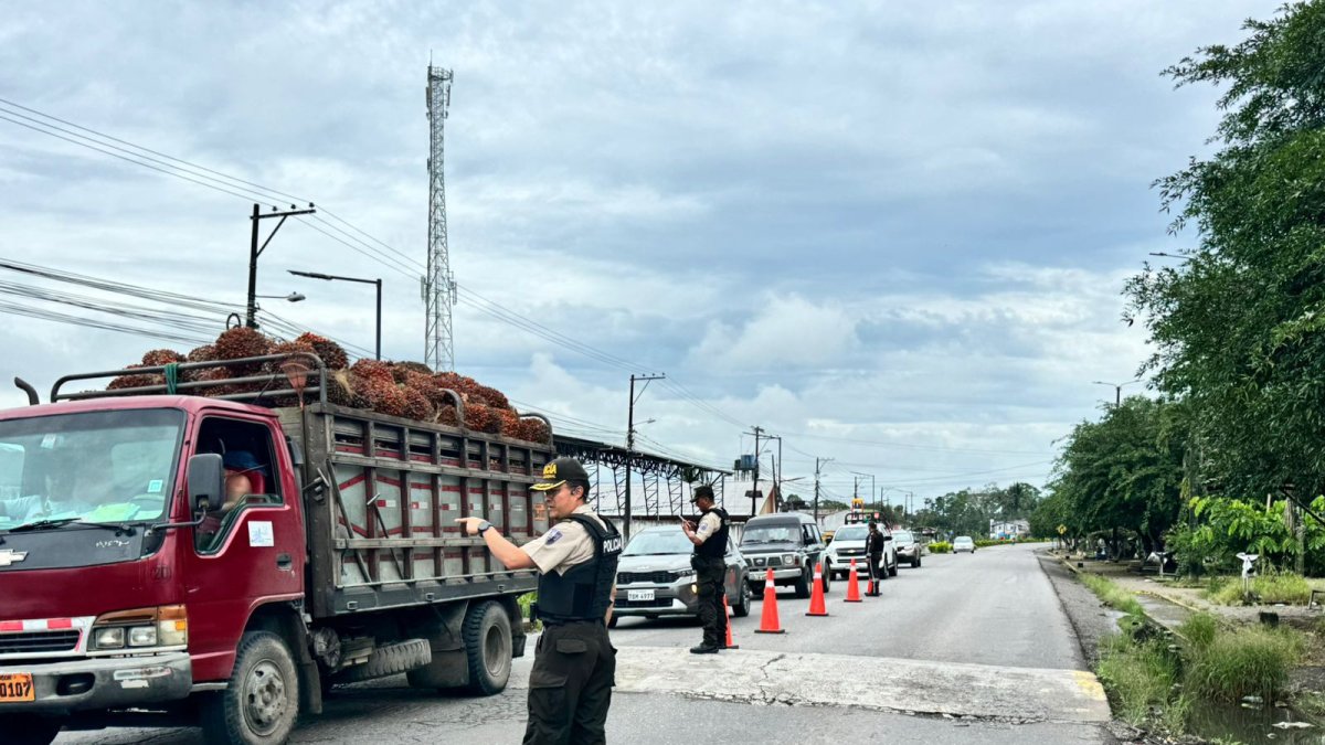 El humo se eleva tras un ataque aéreo israelí en Dahieh, en los suburbios del sur de Beirut, Líbano, 10 de marzo de 2026