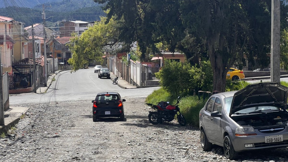 Calles Hungría y Alemania, en el barrio Isidro Ayora de Loja, permanecen sin asfaltado, lo que dificulta la movilidad vehicular y peatonal.
